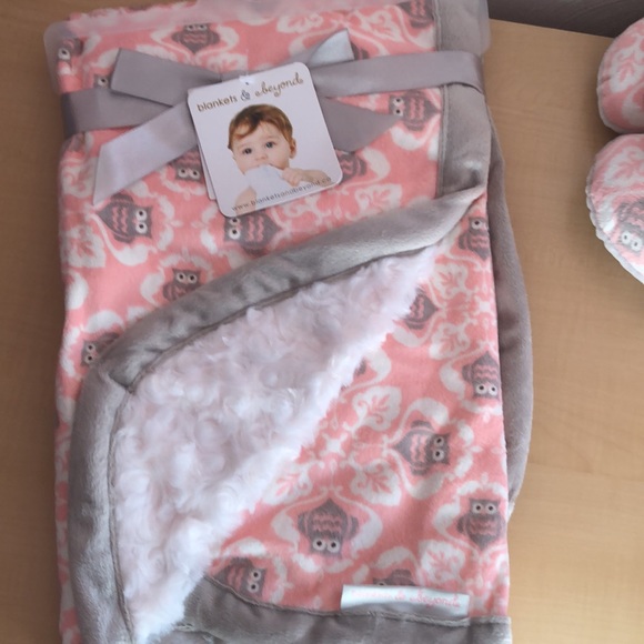 Blankets and Beyond Pink Owl Set of 4 Items - Picture 8 of 16